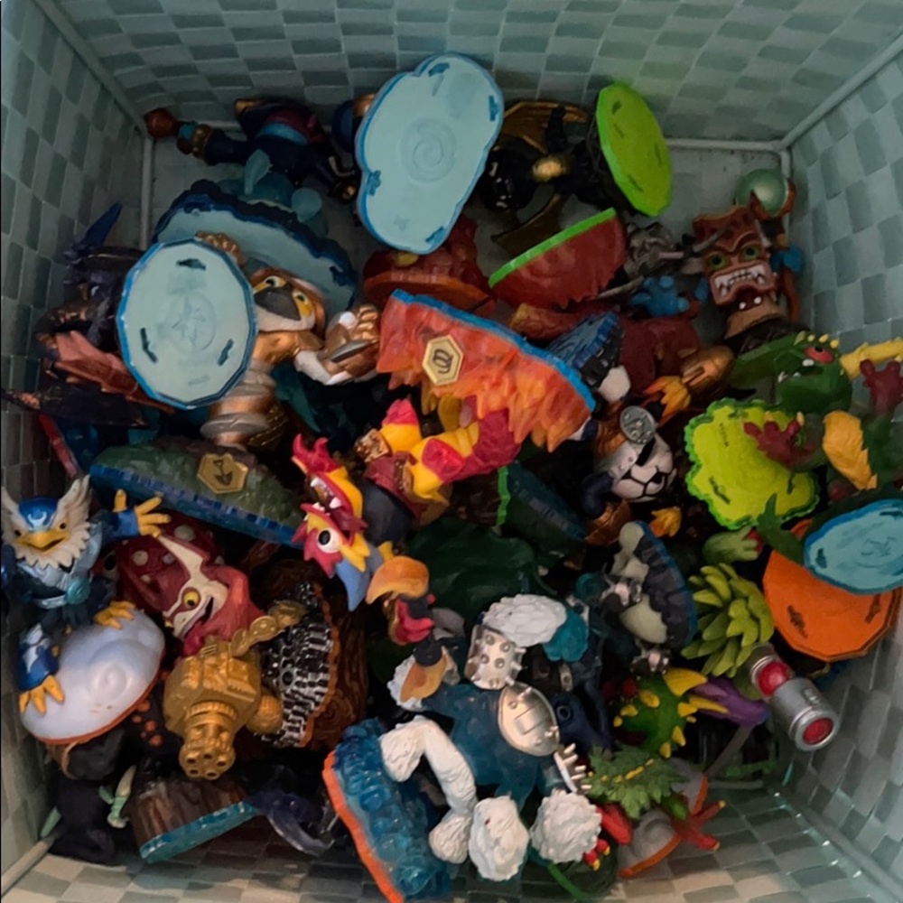 Skylanders swap force , with 40 figures and portal